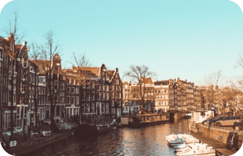 Фото міста з водним каналом