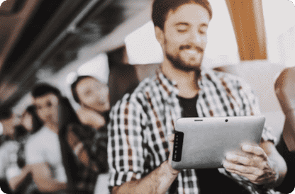 Фото чоловіка, який усміхається в автобусі