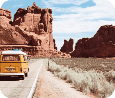 Фото жовтого автобуса, що їде по дорозі